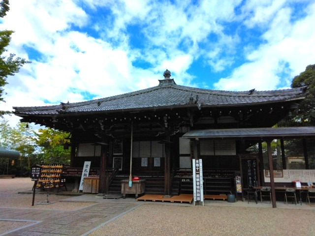 聖徳太子が創建した我が国最初の国立（天皇立）寺院。近年「がん封じ」の祈願寺として知られている